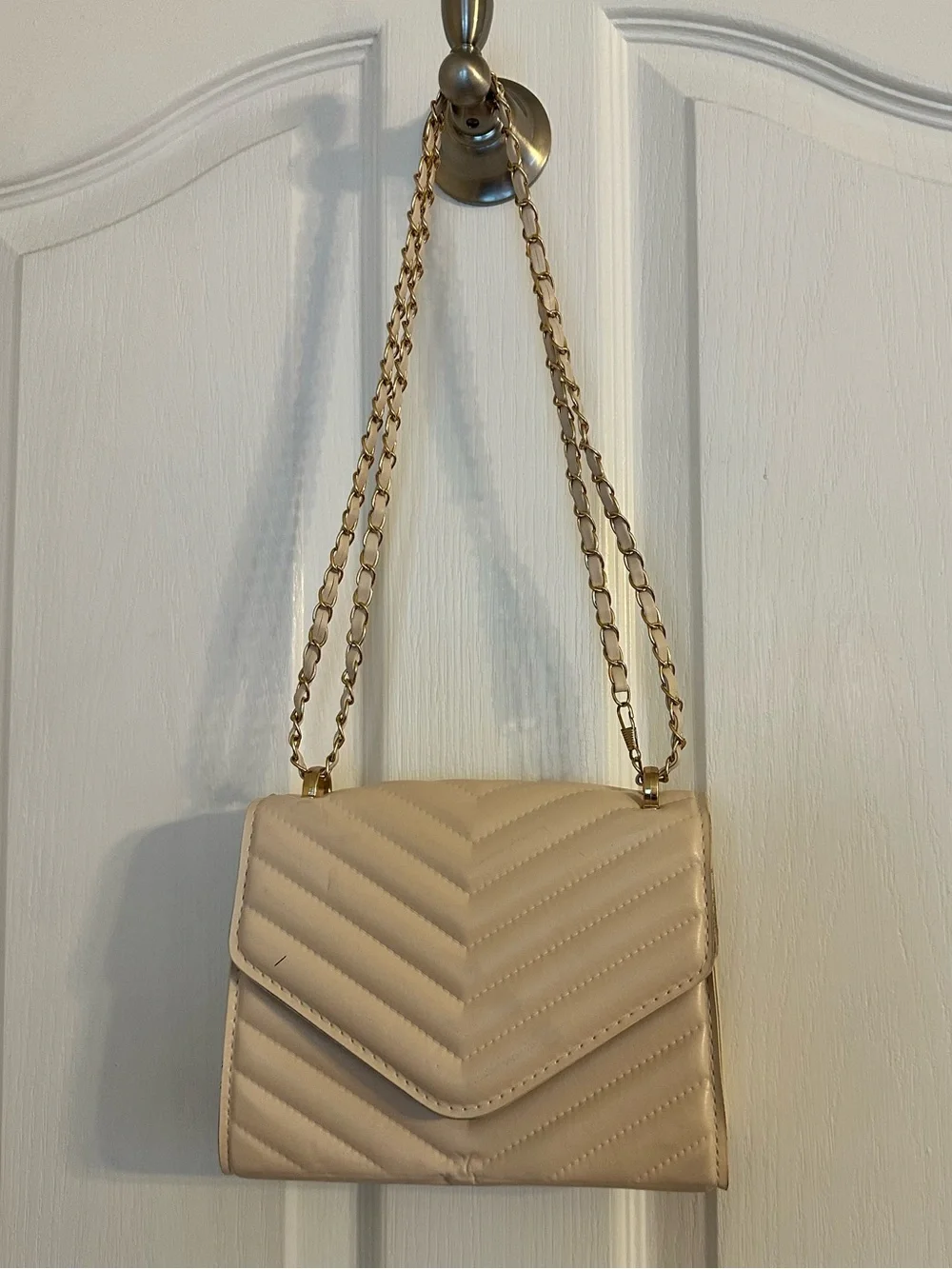Elegant Quilted Crossbody Bag in Beige